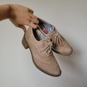 TAN / BEIGE LOW HEELED SUEDE OXFORDS (size 6.5)